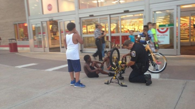 Foto de un policía arreglando una bicicleta conmovió a EE.UU.