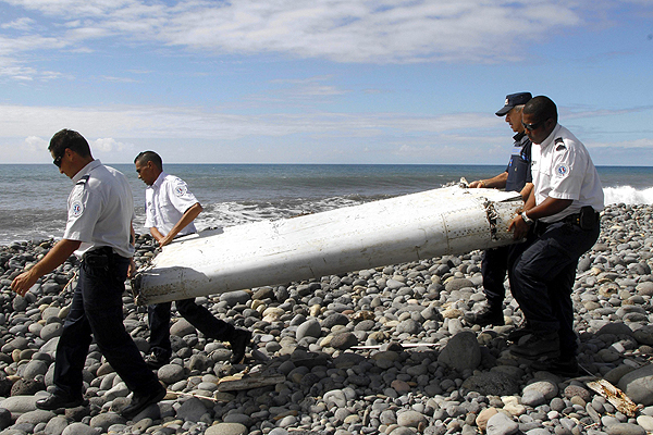 Encuentran otro posible resto del vuelo MH370 en isla Reunión