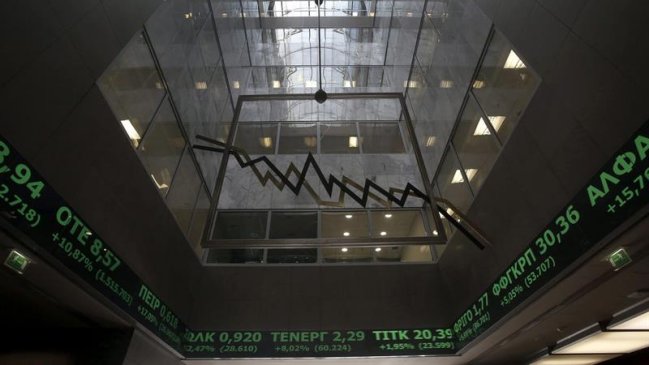 La Bolsa de Atenas vivió un lunes negro y cayó un 16 por ciento en su reapertura