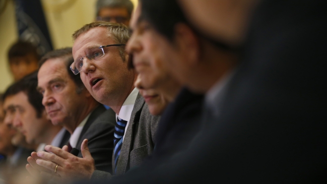 Nuevo referente de derecha se arma para volver a La Moneda