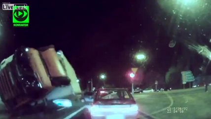   Conductor se salvó de ser aplastado por un camión descontrolado 