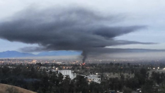 Incendio afectó a fábrica de muebles en La Reina