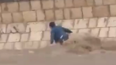   El tenso rescate de un niño arrastrado por la corriente de un río 