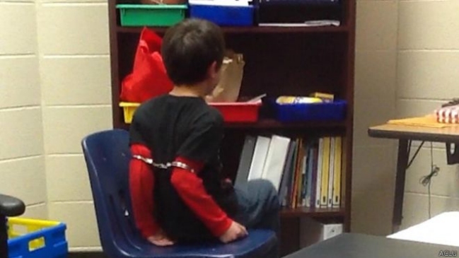 El impactante caso del niño de 8 años esposado en una escuela en Estados Unidos