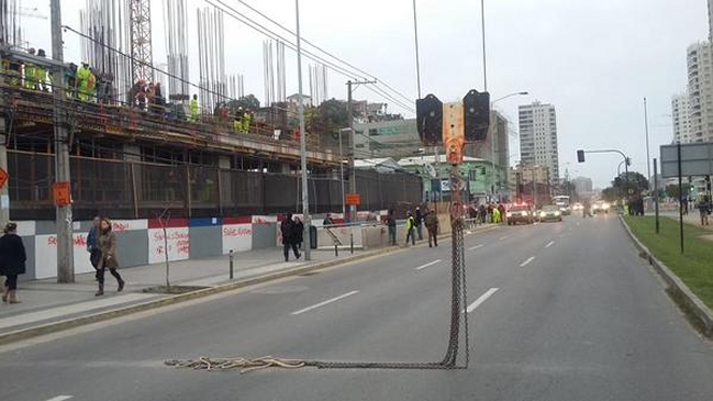 Viña del Mar: Trabajadores instalaron grúa en medio de la calle durante protesta