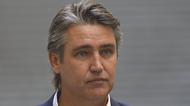 Fulvio Rossi devuelve la mano a hombre que lo 