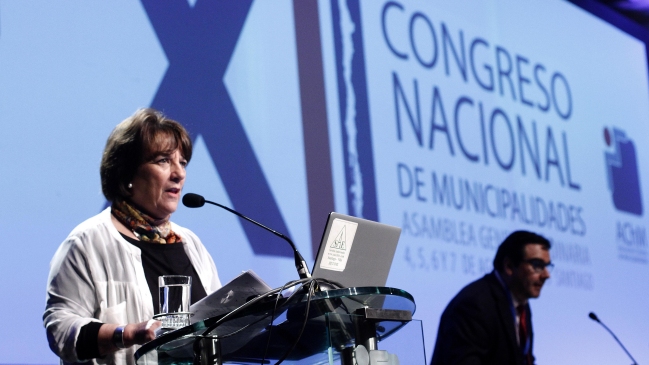 Ministra de Educación detalló proyecto de desmunicipalización ante alcaldes