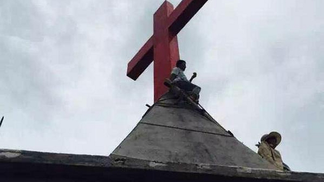 China: Cristianos llevan un mes en el techo de una iglesia para proteger una cruz