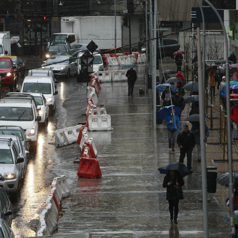 Arquitecto tras inundaciones en Santiago: Las obras públicas perdieron prioridad política