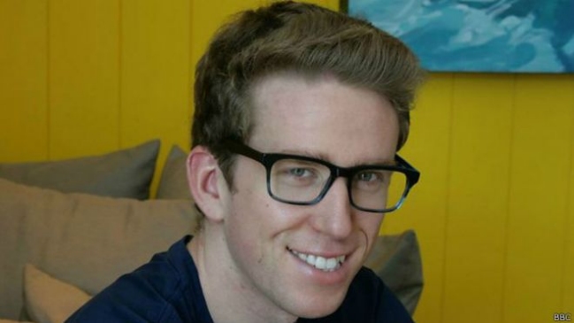 El estadounidense que burla a las aerolíneas para volar barato por el mundo