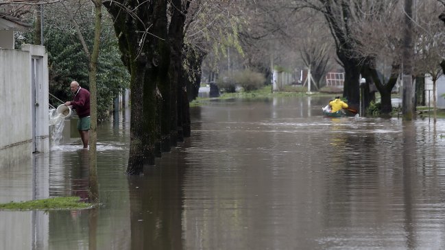 Lluvias y evacuaciones obligan a cambiar lugares de votación en Argentina