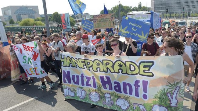 Miles de personas exigen en Berlín legalizar la marihuana