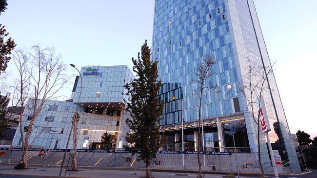 Trabajadores de Clínica Bicentenario iniciaron huelga por demandas salariales