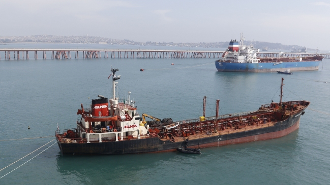 Empresa estima que derrame en bahía de Quintero 