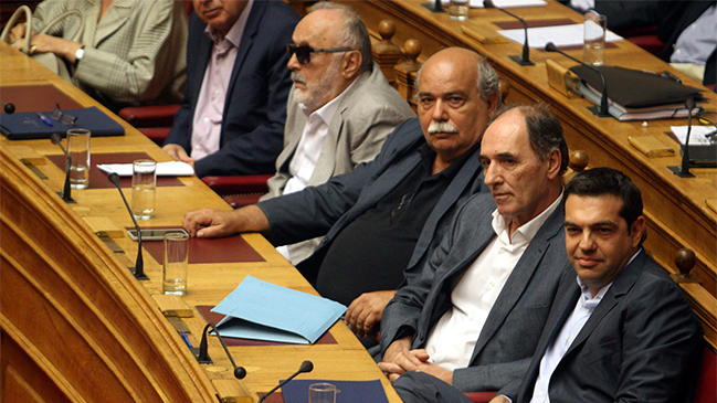 Grecia consiguió aprobar el rescate pero su Gobierno quedó debilitado