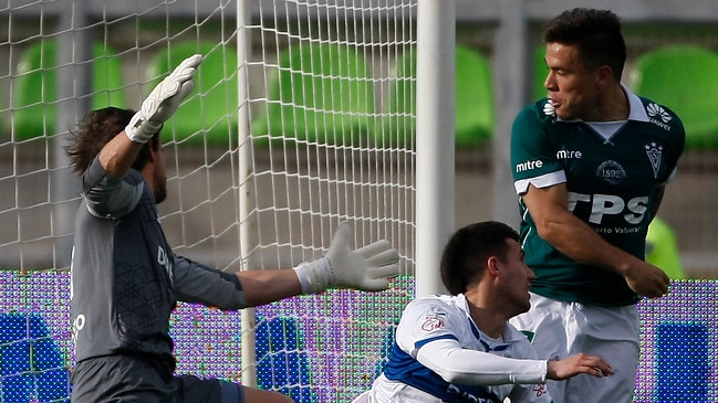 S. Wanderers rescató un emotivo empate ante U. Católica en Valparaíso