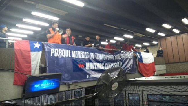 Funcionarios de Metro protestan en demanda de mejores condiciones