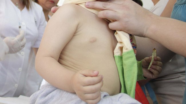 Padres del niño muerto en el Hospital de Curicó exigen 