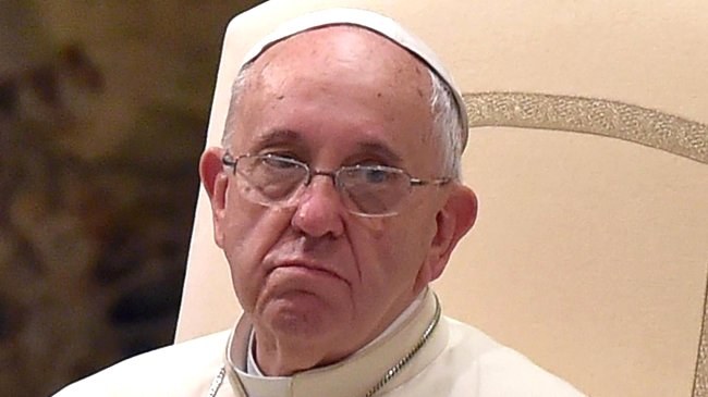 Escala la polémica por cartel del papa alusivo a las Malvinas