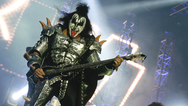 Policía investiga la casa de Gene Simmons en búsqueda de pornografía infantil