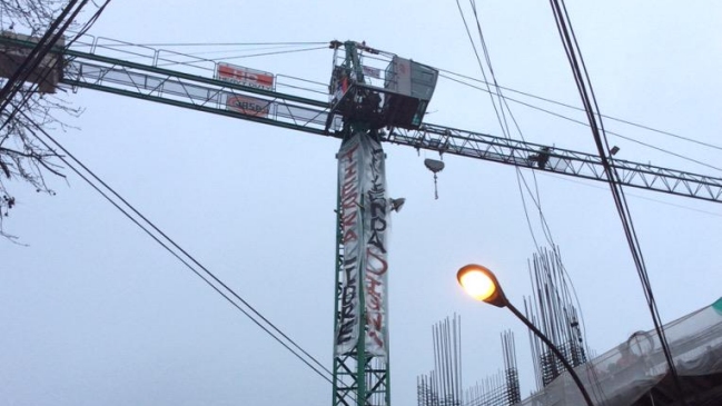 Dirigentes sociales protestaron sobre una grúa por falta de soluciones habitacionales