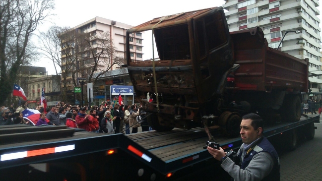 Camioneros inician caravana a Santiago exhibiendo máquinas quemadas
