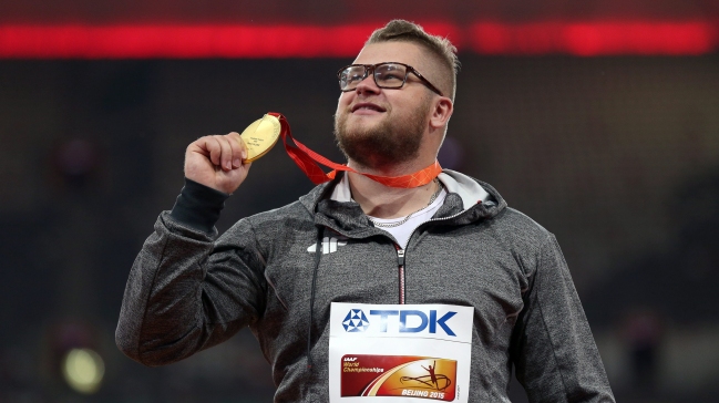 Campeón mundial del martillo celebró borracho y perdió su medalla
