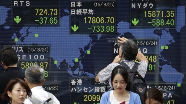 Banco central chino rebajó las tasas de interés para hacer frente a crisis bursátil