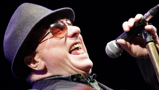 Sony compra derechos de 33 álbumes de Van Morrison y lleva al mito a internet