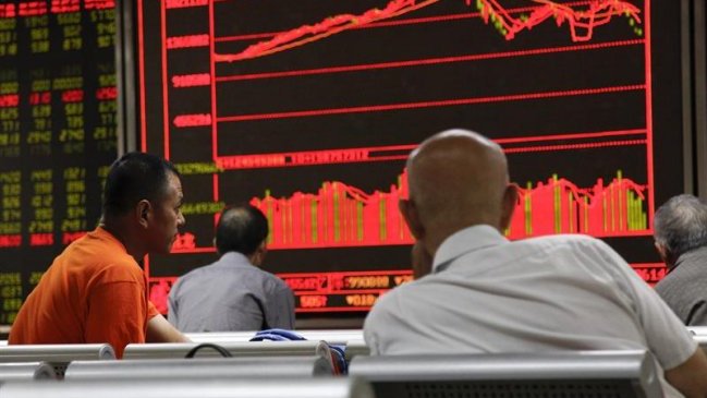 Detienen a periodista de una revista china por reportaje sobre las bolsas