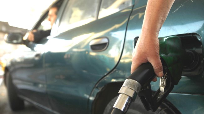 El precio de las bencinas baja por primera vez en tres meses