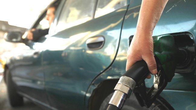 El precio de las bencinas baja por primera vez en tres meses