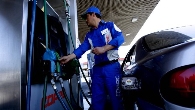 Precio de la bencina podría bajar 50 pesos en septiembre, según estudio