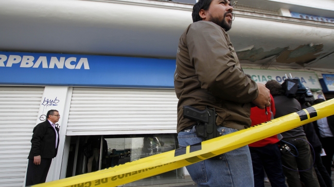 Delincuentes robaron 120 millones de pesos desde sucursal bancaria en Santiago