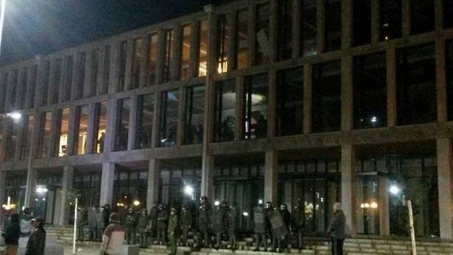 Comuneros mapuche fueron desalojados de la Gobernación Provincial de Malleco