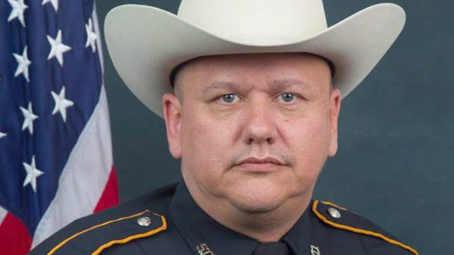 Alguacil fue asesinado a tiros en bencinera de Houston