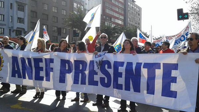 Cerca de 300 personas marchan contra las AFP en la Alameda