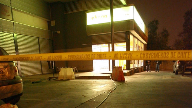 Delincuentes asaltaron supermercado con un alunizaje en La Reina