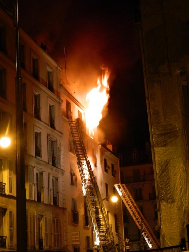 Incendio en edificio de París dejó al menos ocho personas muertas