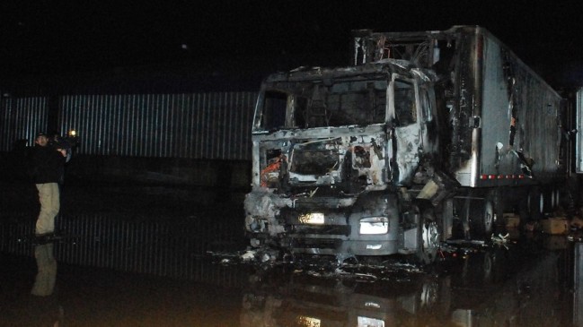 Encapuchados quemaron un camión en Ercilla