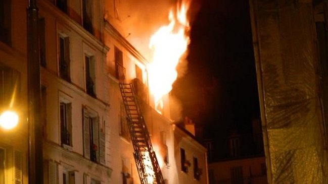 Incendio en edificio de París dejó al menos ocho personas muertas