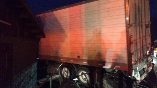 Persecución policial terminó con camión estrellando una vivienda en Calera de Tango