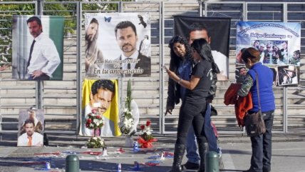   Homenajes a Felipe Camiroaga en el frontis de TVN 