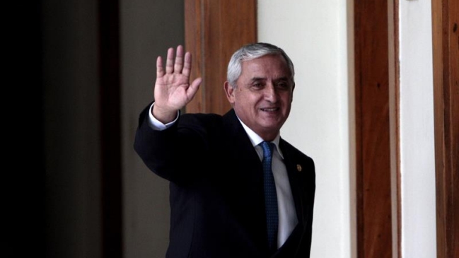 Tras acusaciones de corrupción, dimitió el presidente de Guatemala