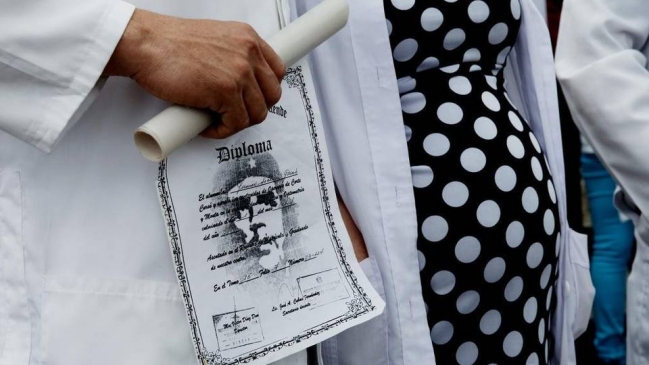 Cuba prometió devolver puestos a médicos emigrados que regresen