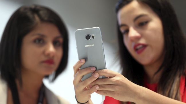 Chilenos convierten el reproductor de música del teléfono en clases de inglés