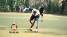 Usain Bolt aceptó el desafío y pateó un penal mareado