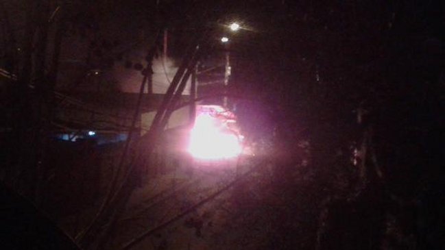 Encapuchados levantaron barricadas y quemaron vehículo en La Pincoya