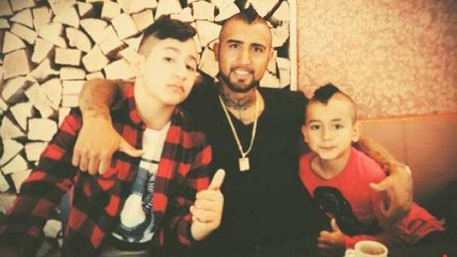 Arturo Vidal publicó mensaje de apoyo para su hijo por tratamiento médico