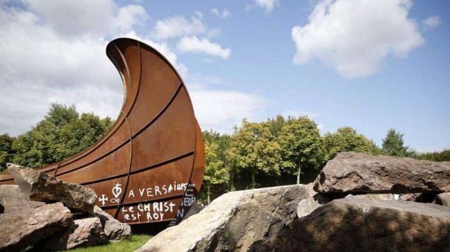 Vuelven a atacar la controvertida escultura 